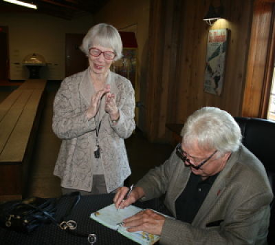 Bobby Hull signs autograph
