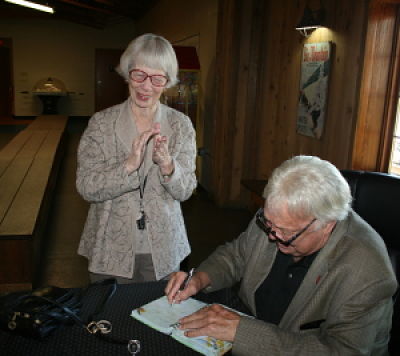bobby-hull-signs-autograph_opt Bobby Hull signs autograph